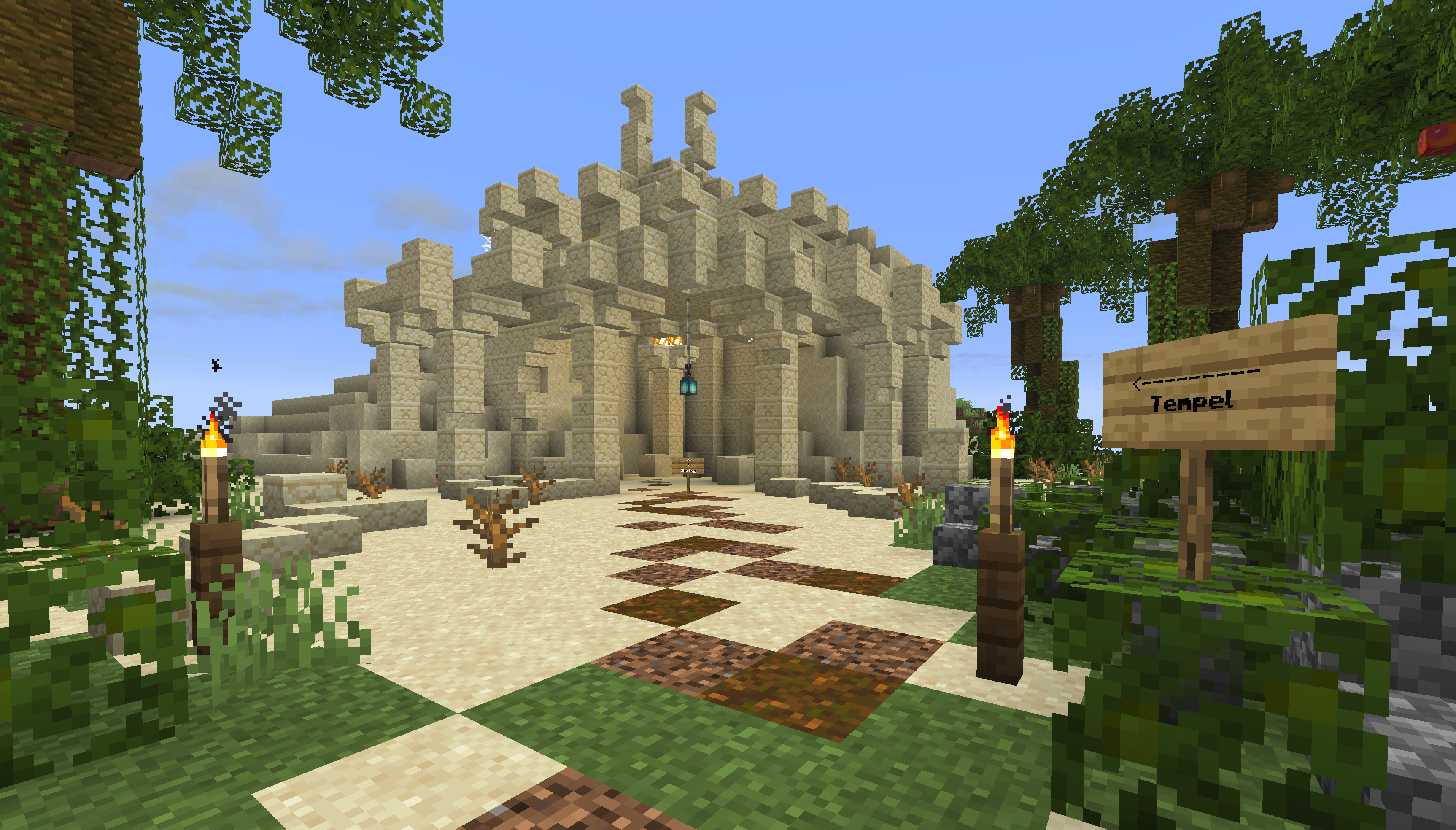 Der Tempel am Spawn: ein heller Sandsteinbau am Ende eines gepflasterten Weges, rechts ein Holzschild mit der Aufschrift Tempel.